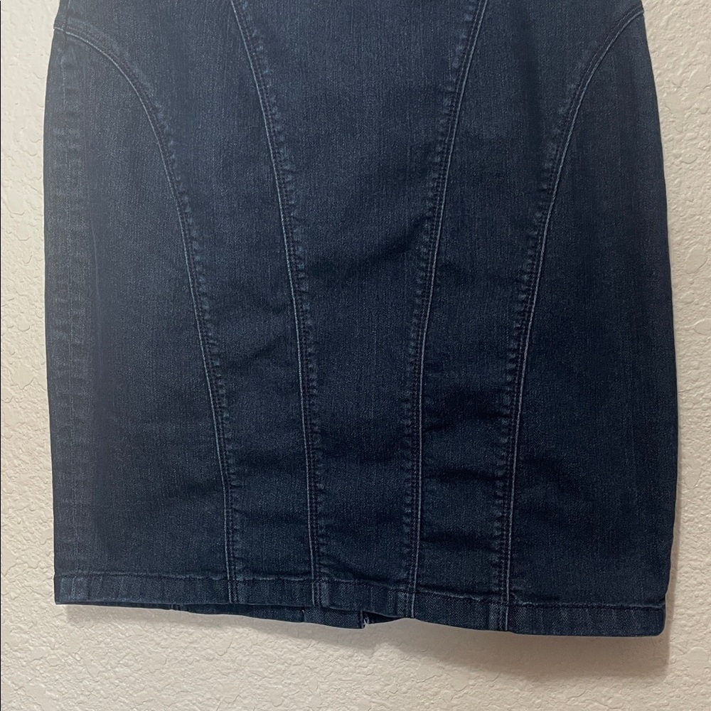 Ann Taylor Women's Dark Denim Pencil Skirt. Good Condition. Size 2P. - Picture 4 of 9
